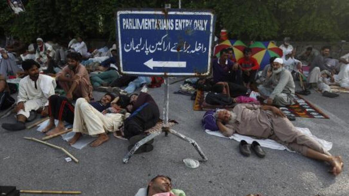 Πακιστάν: Οι διαδηλωτές απέκλεισαν την πρόσβαση στο κοινοβούλιο   